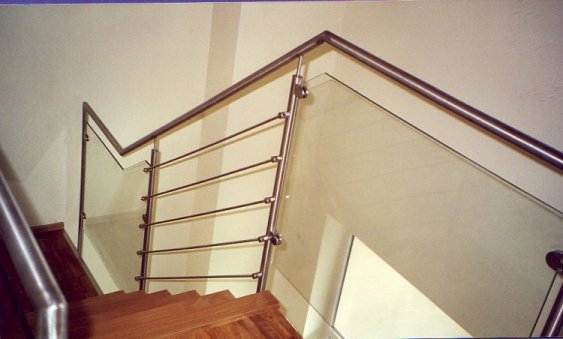Treppengeländer mit Glasfüllung und Füllstäben